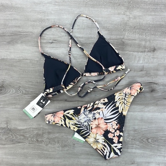 ☀️RIP CURL☀️ PARADISE CALLING
PARADISE CALLING CHEEKY BIKINI SET - Picture 11 of 13